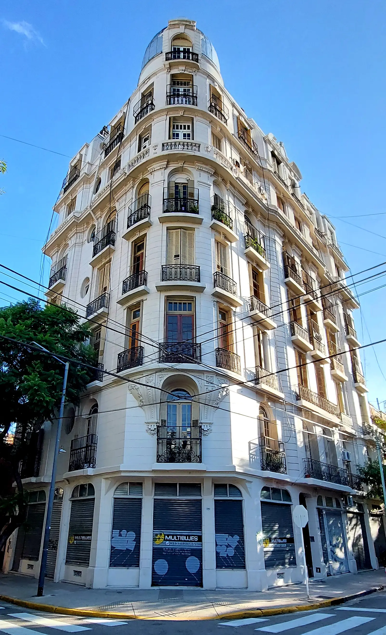 Edificio de Estados Unidos 2002, San Cristóbal, con el local de Multibujes en la planta baja