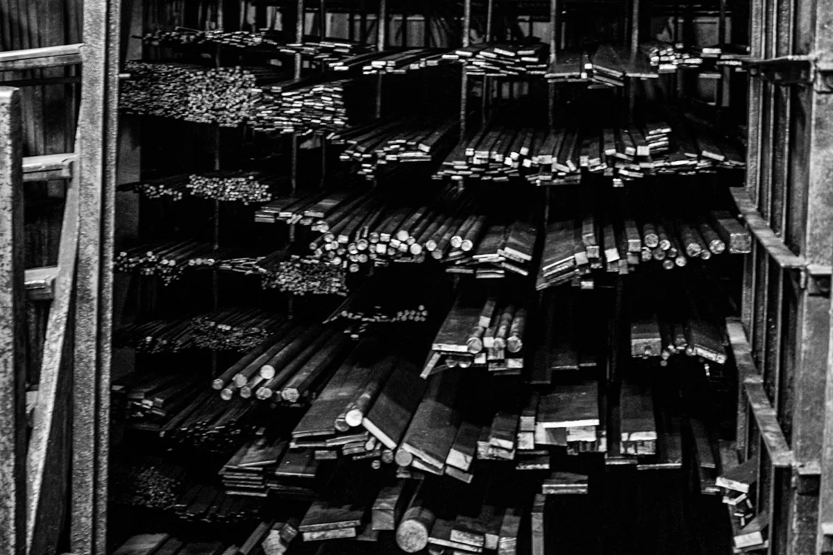 Estanterías de un depósito cargadas de barras de metal