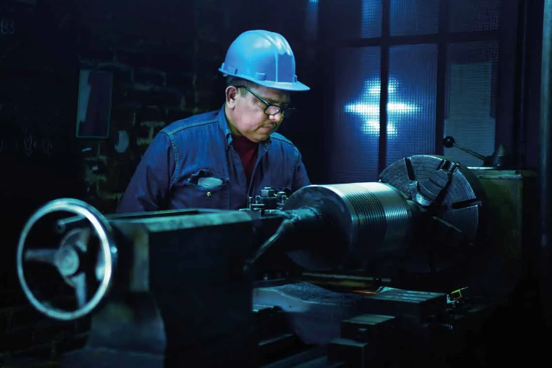Técnico trabajando en un torno